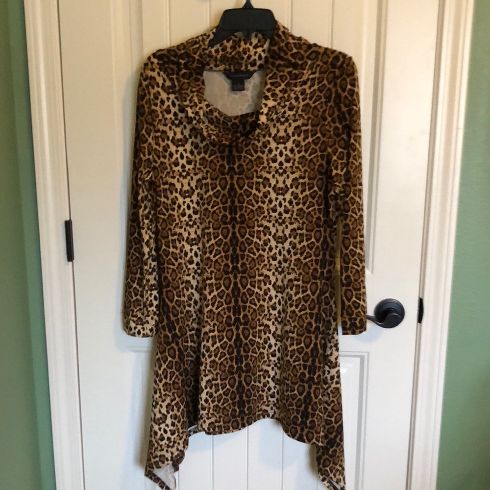 Gorgeous animal pullover top in brand new condition.